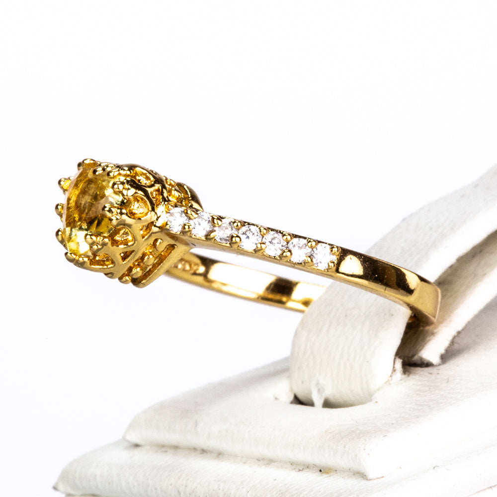 Ring aus goldplattierterr Legierung mit gelbem Emporia®-Kristall