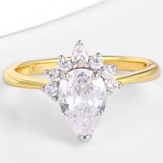 Ring aus goldplattierterr Legierung mit weißem Emporia® Kristall