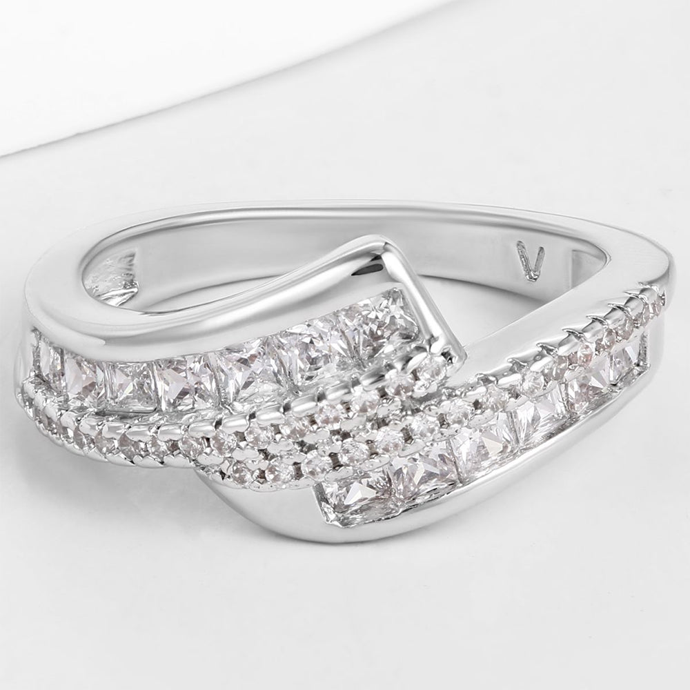 Ring aus goldplattierterr Legierung mit weißem Emporia® Kristall