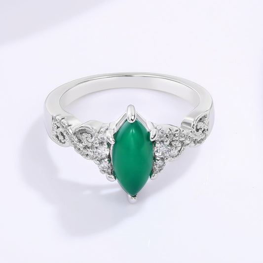 Ring aus goldplattierterr Legierung mit grünem Emporia® Kristall
