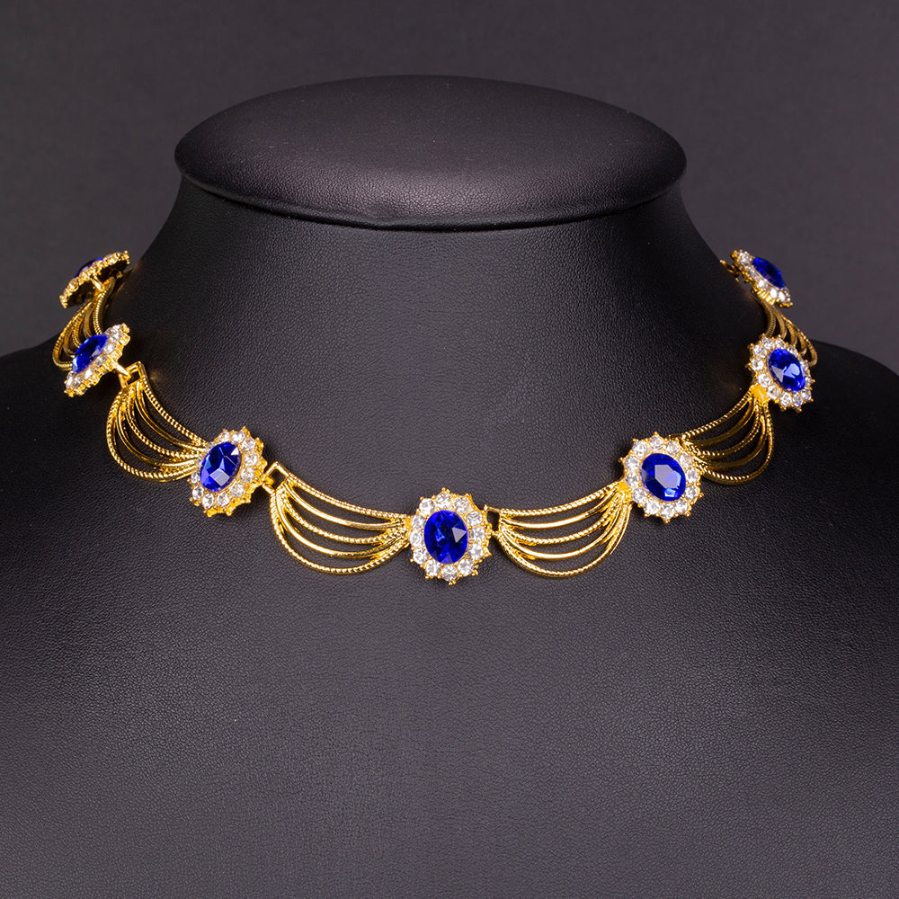 Schmuckgarnitur aus aus goldplattierter Legierung mit blauem Emporia®-Kristall und weißem Emporia® Kristall