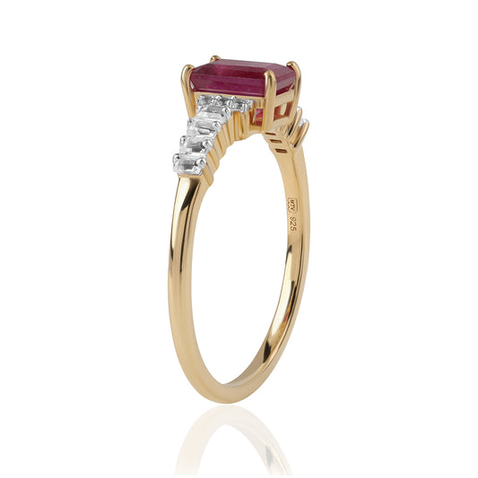 Goldplattierter Silberring mit Rubin aus Mosambik und weißem Topas