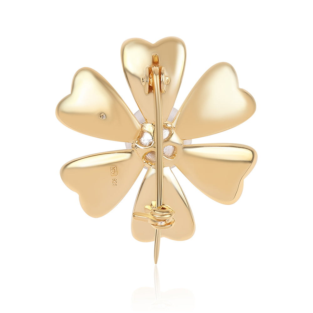 Goldplattierte Silberbrosche mit weißer Süßwasserperle