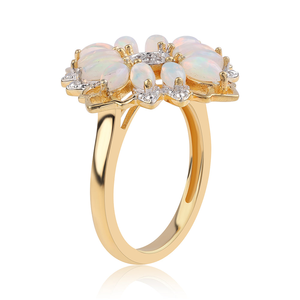 Goldplattierter Silberring mit äthiopischem Opal aus Lega Dembi und weißem Topas