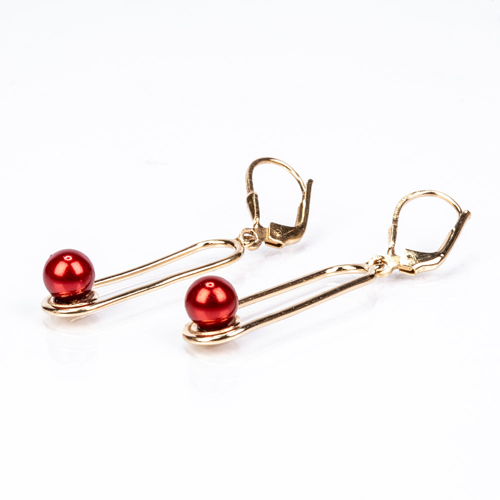 Goldplattierte Silberohrringe mit roter Süßwasserperle