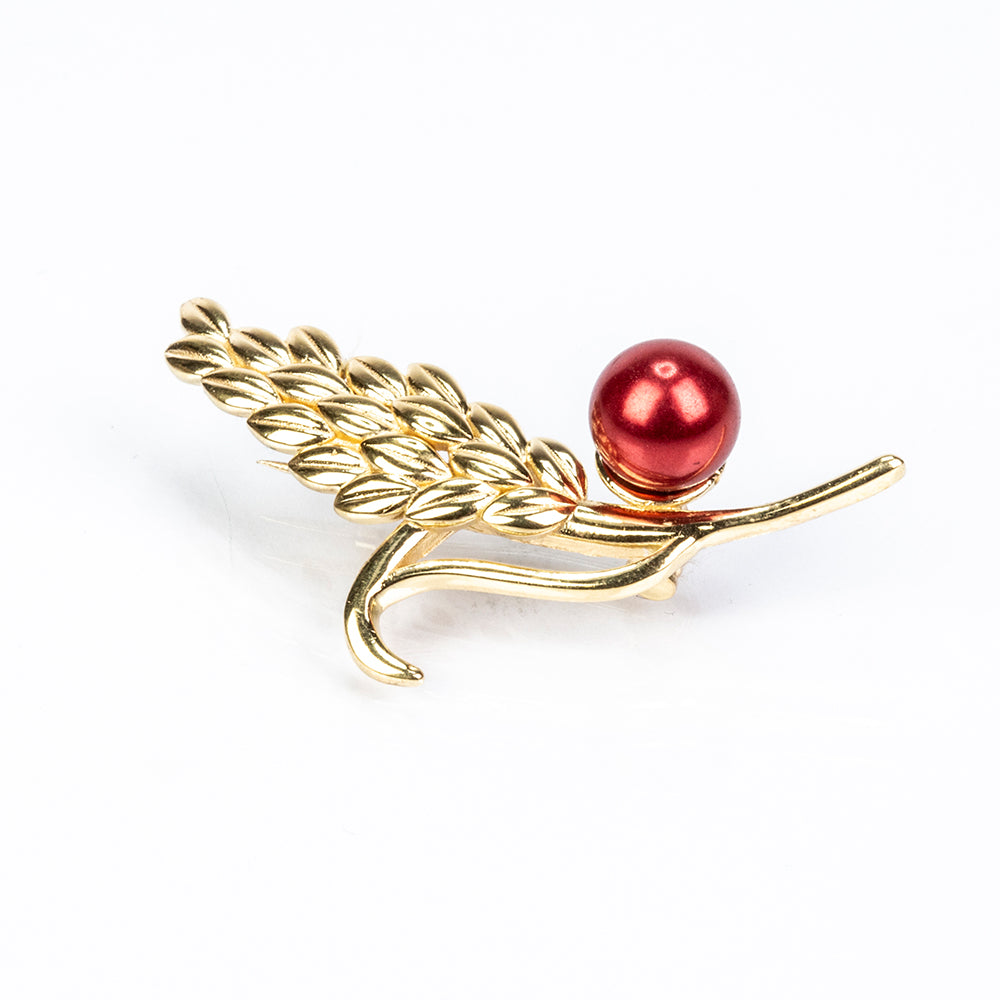 Goldplattierte Silberbrosche mit roter Süßwasserperle
