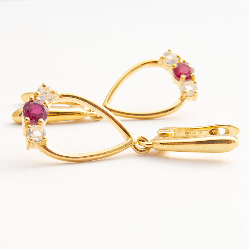 Goldplattierte Silberohrringe mit Rubin aus Madagaskar