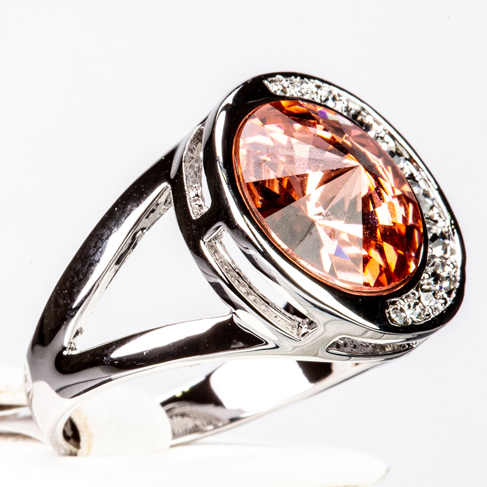 Ring aus weißgoldplattierterr Legierung mit rotem Emporia®-Kristall