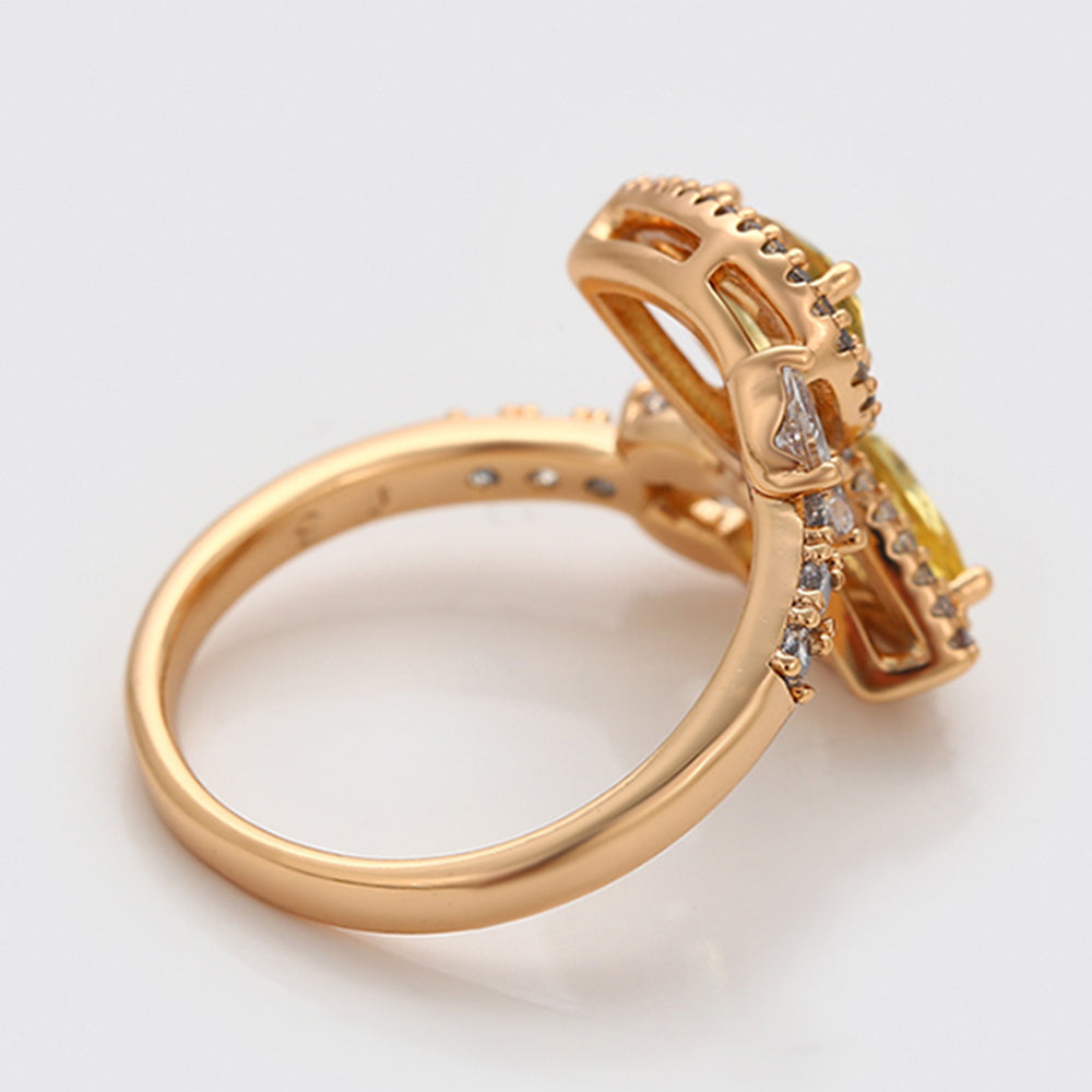 Ring aus goldplattierterr Legierung mit gelbem Emporia®-Kristall und weißem Emporia® Kristall