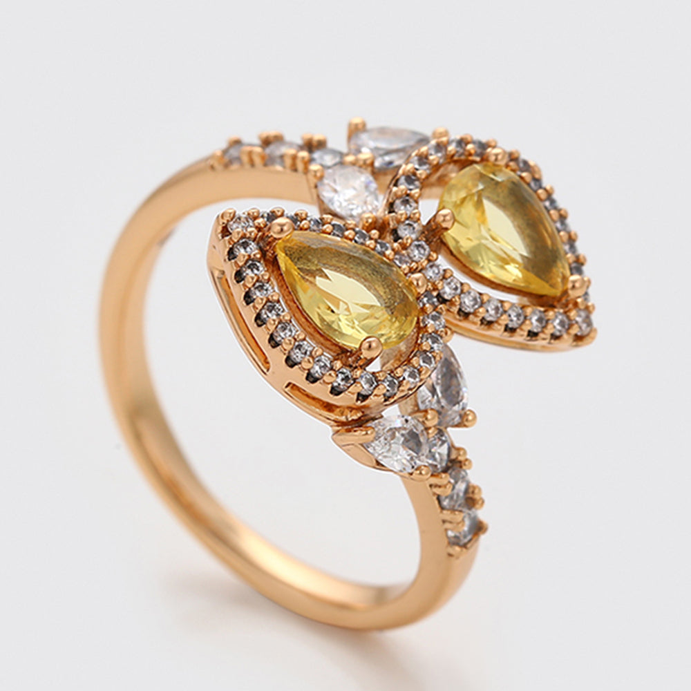 Ring aus goldplattierterr Legierung mit gelbem Emporia®-Kristall und weißem Emporia® Kristall