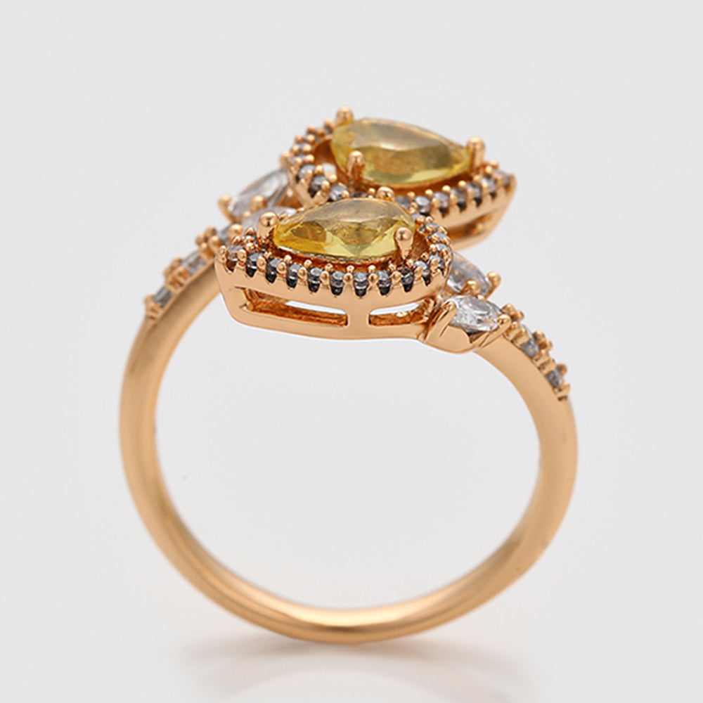 Ring aus goldplattierterr Legierung mit gelbem Emporia®-Kristall und weißem Emporia® Kristall