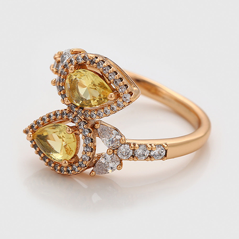 Ring aus goldplattierterr Legierung mit gelbem Emporia®-Kristall und weißem Emporia® Kristall
