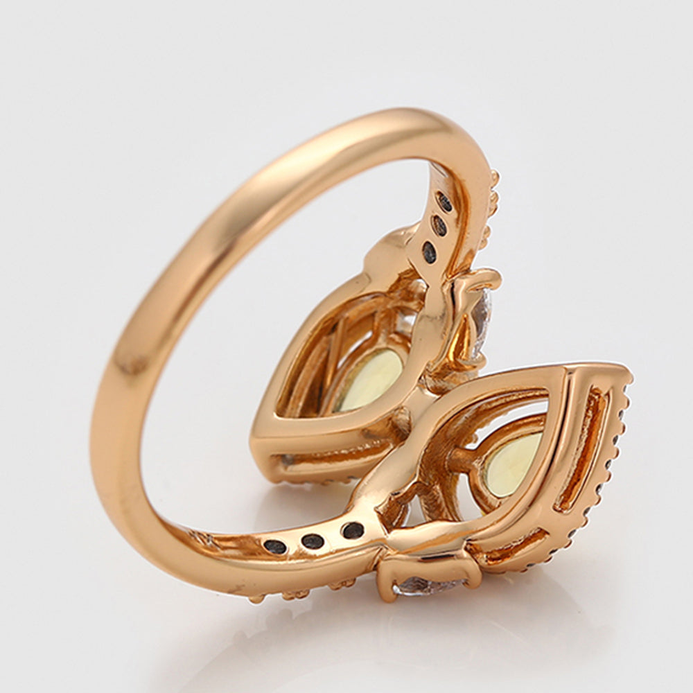 Ring aus goldplattierterr Legierung mit gelbem Emporia®-Kristall und weißem Emporia® Kristall