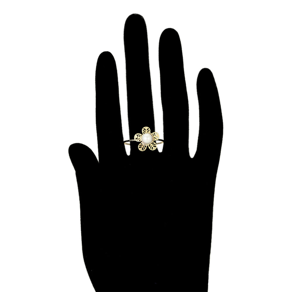 Ring aus goldplattierterr Legierung mit Glasperle