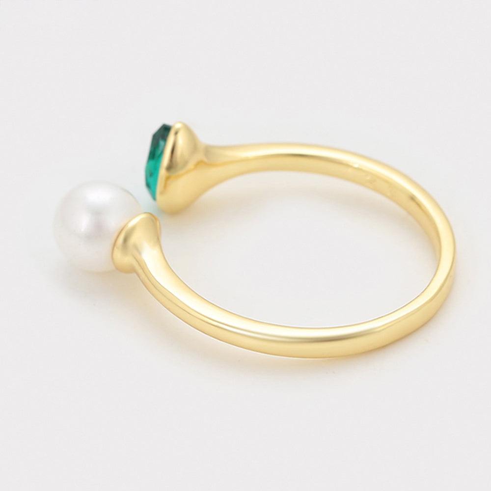 Ring aus goldplattierterr Legierung mit Glasperle und grünem Emporia® Kristall