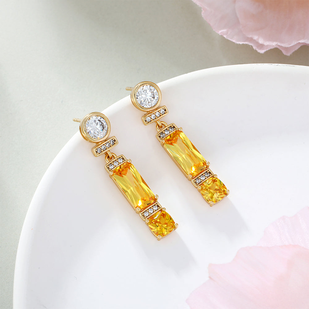 Ohrringe aus goldplattierter Legierung mit gelbem Emporia®-Kristall und weißem Emporia® Kristall