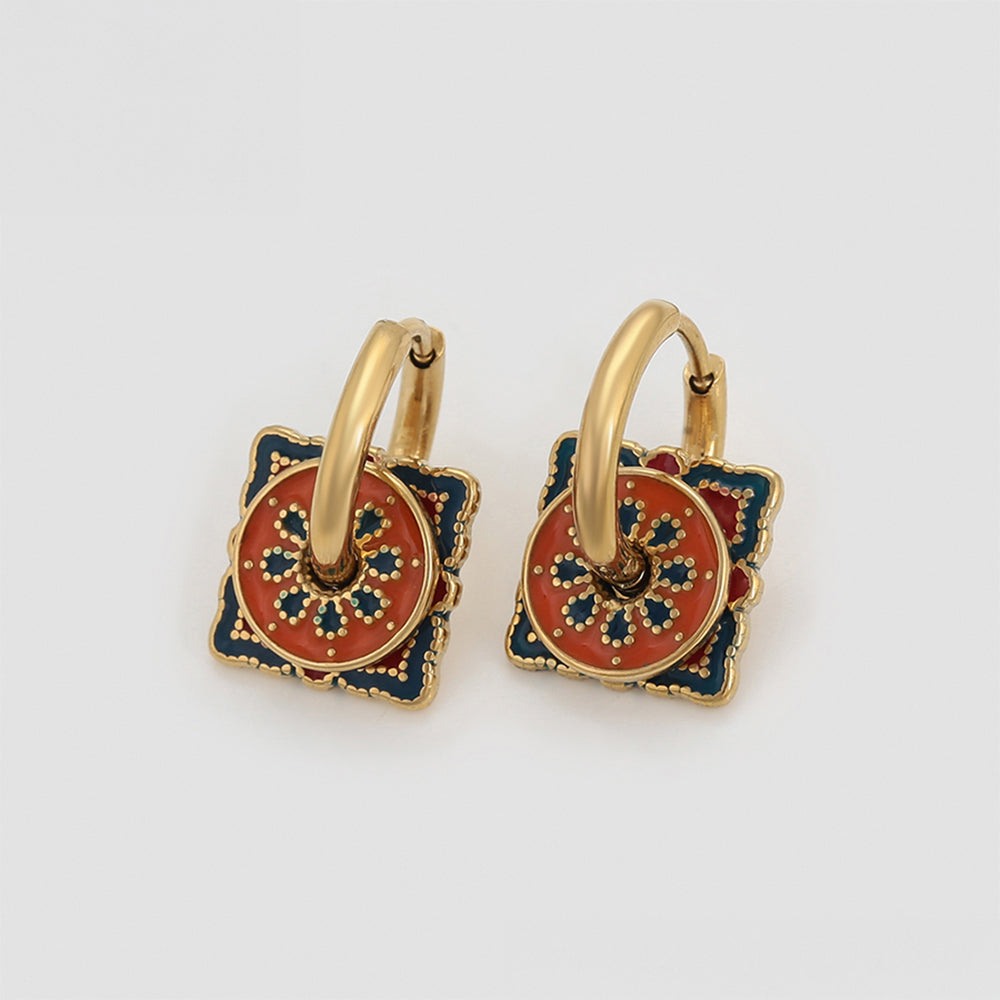 Ohrringe aus goldplattierter Legierung mit Emaille