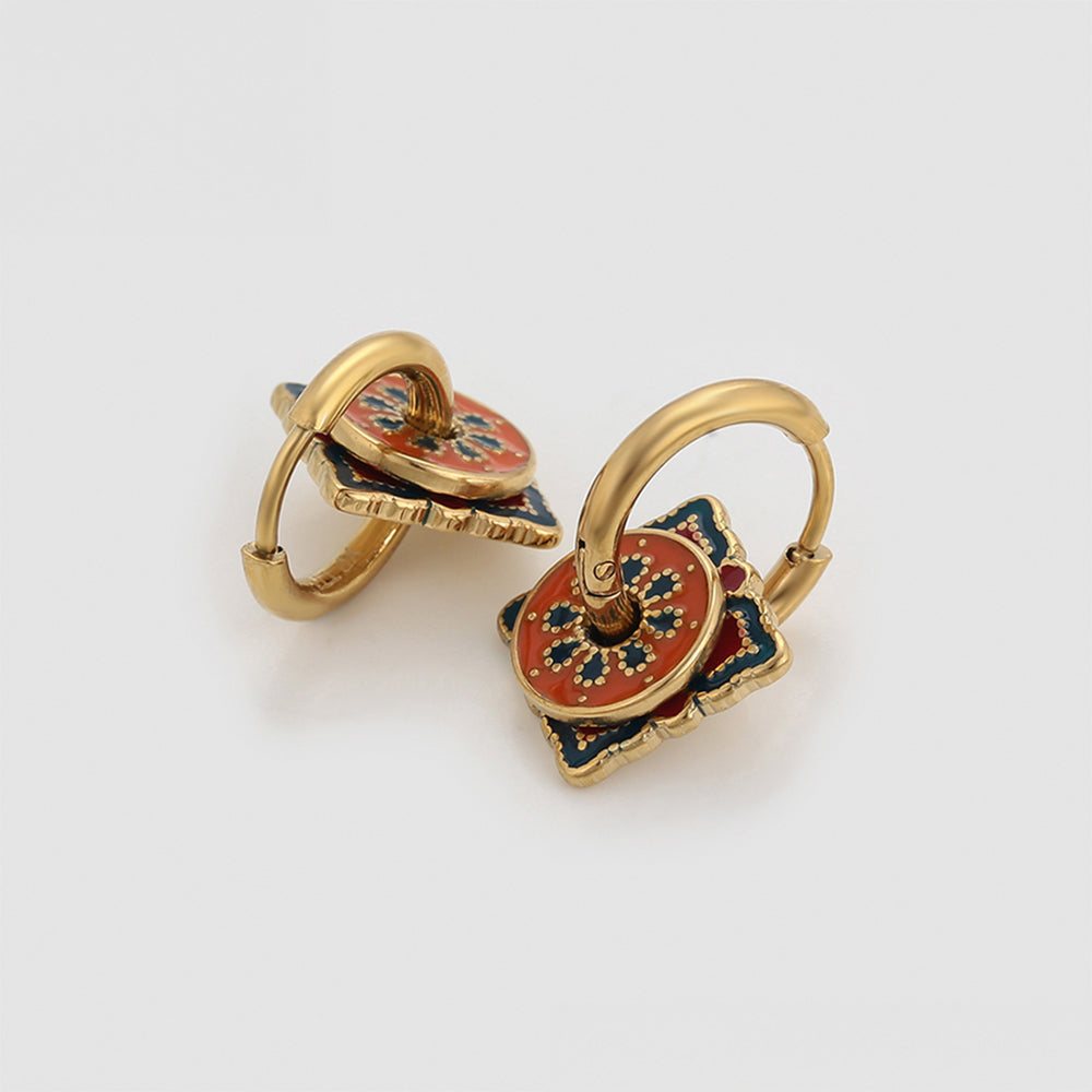 Ohrringe aus goldplattierter Legierung mit Emaille