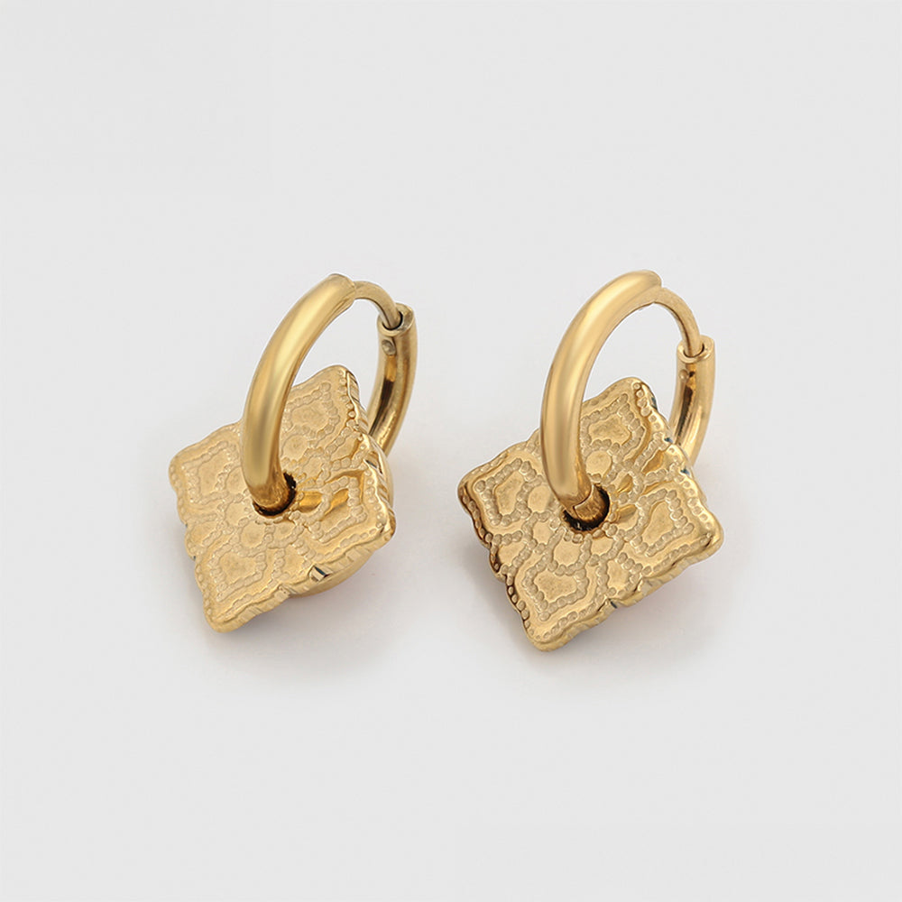 Ohrringe aus goldplattierter Legierung mit Emaille