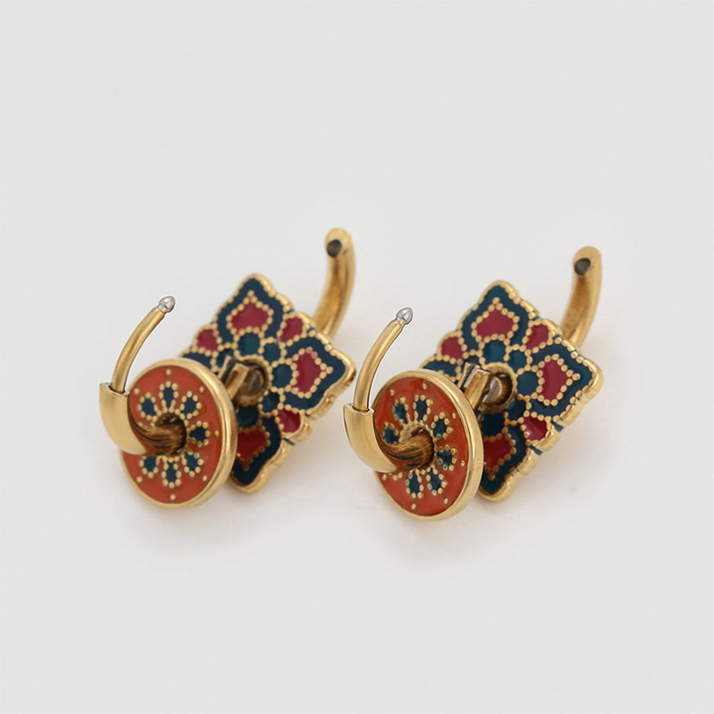 Ohrringe aus goldplattierter Legierung mit Emaille