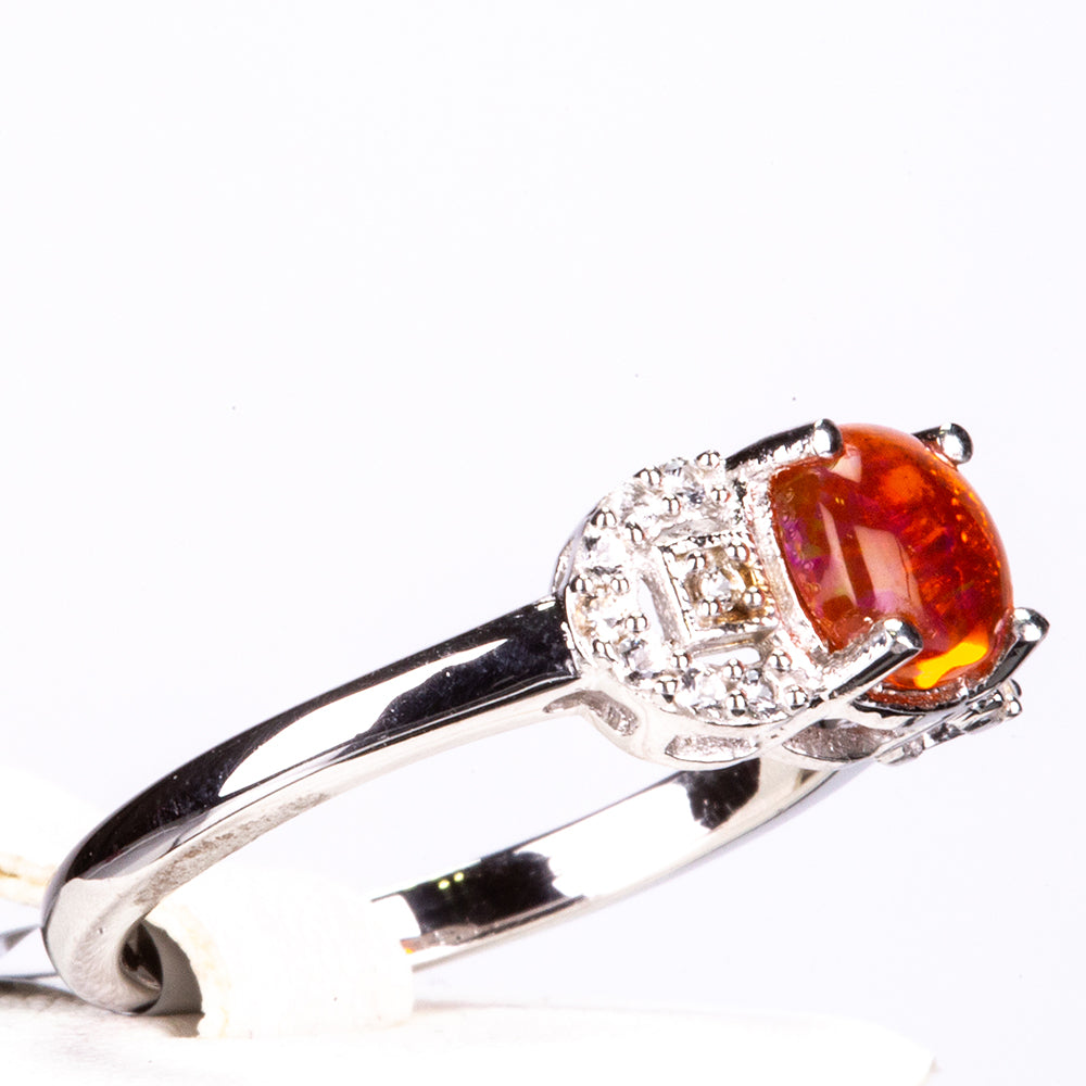Silberring mit orangefarbenem Opal aus Lega Dembi und weißem Topas