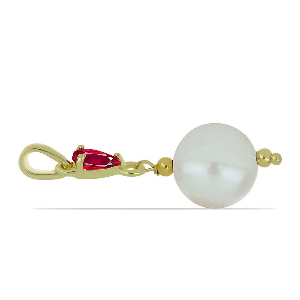 Goldplattierter Silberanhänger mit weißer Süßwasserperle und Rubin aus Madagaskar
