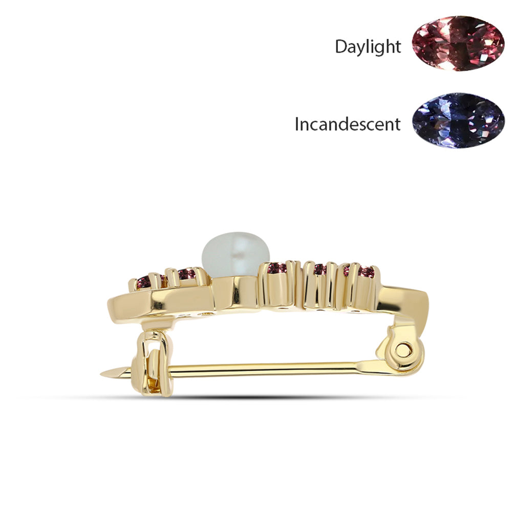 Goldplattierte Silberbrosche mit farbwechselndem Granat aus Tsivory und weißer Süßwasserperle