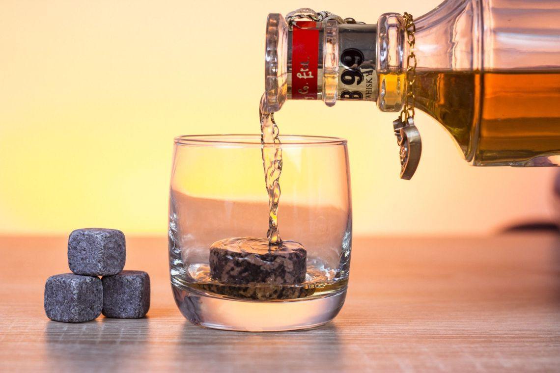 Dallas Whiskeys Glas Geschenk mit Eiswürfelbereiter und 6 Whiskey-Steinen