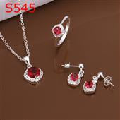 Schmuckgarnitur aus aus goldplattierter Legierung mit rotem Emporia®-Kristall