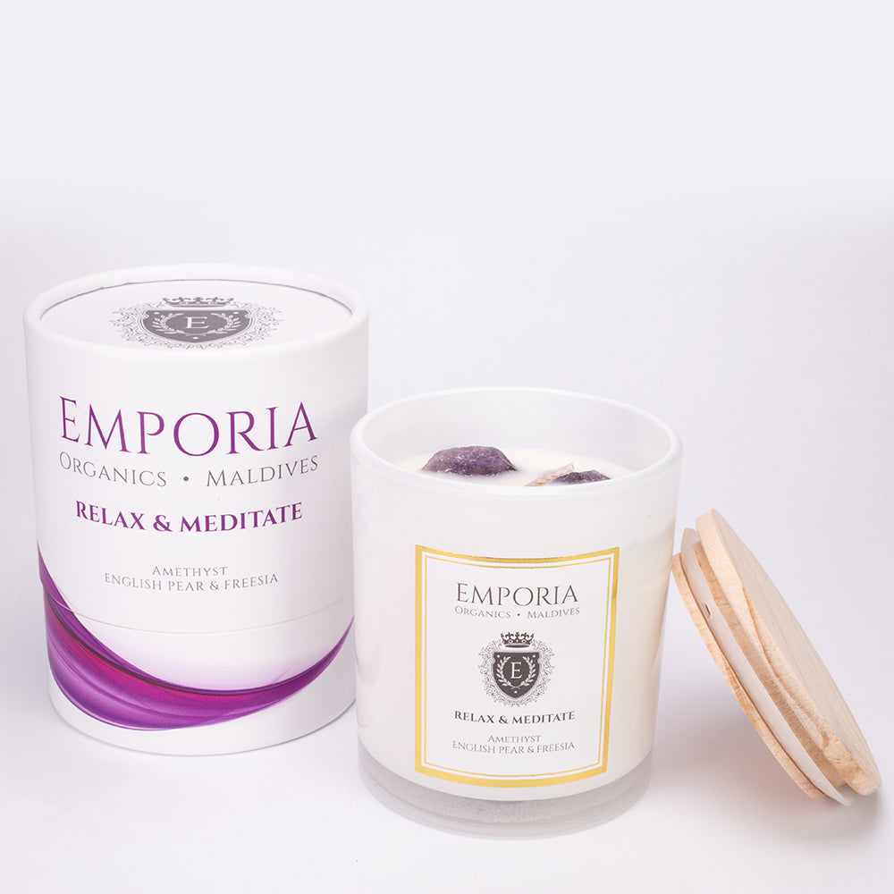 Emporia Organics Duftkerze im Glas: Malediven - RELAX & MEDITATE, mit Amethyst, Duft: englische Birne und Freesie, 100% Sojawachs, 230 g
