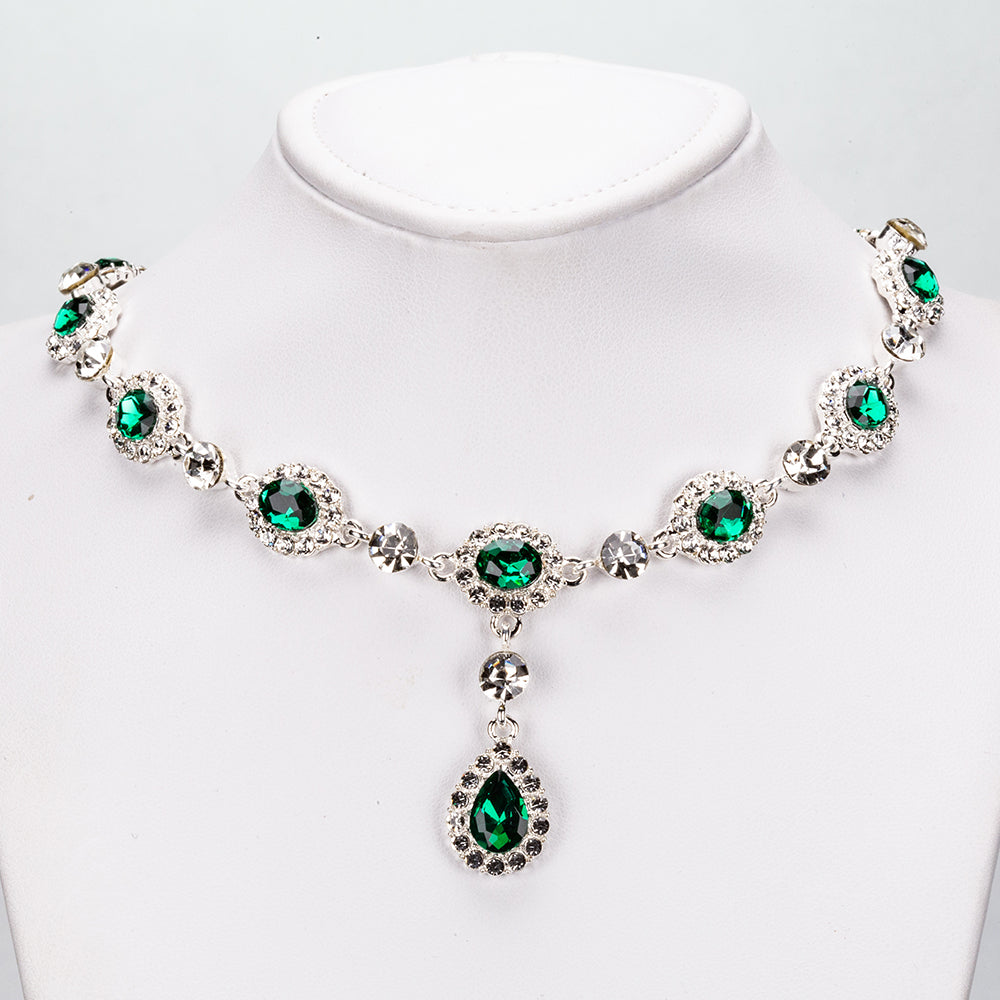 Schmuckgarnitur aus aus weißgoldplattierter Legierung mit grünem Emporia® Kristall und weißem Emporia® Kristall