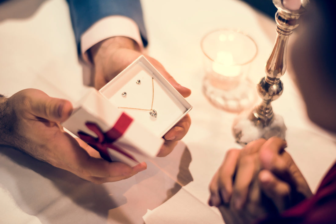 Gold- oder Silberschmuck als Geschenk? So wählen Sie das perfekte Stück aus