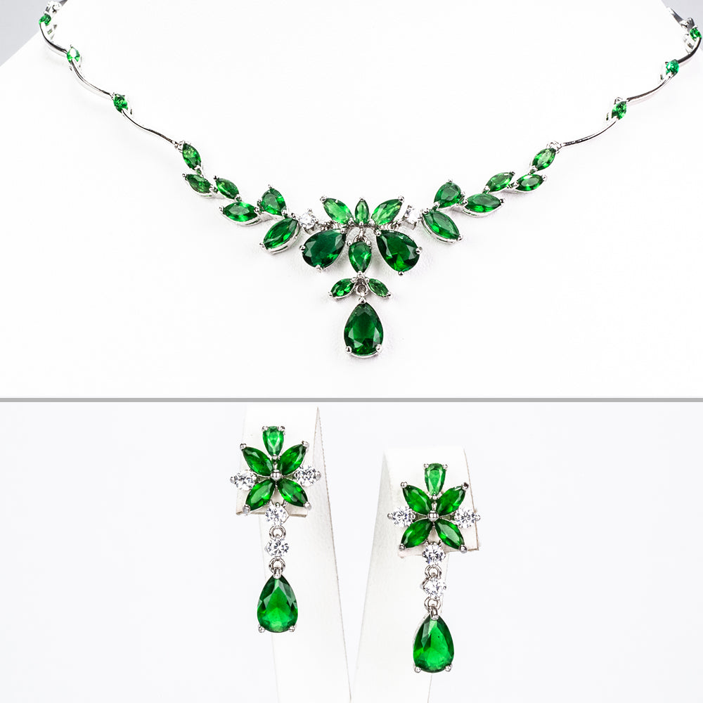 Schmuckgarnitur aus aus goldplattierter Legierung mit grünem Emporia® Kristall