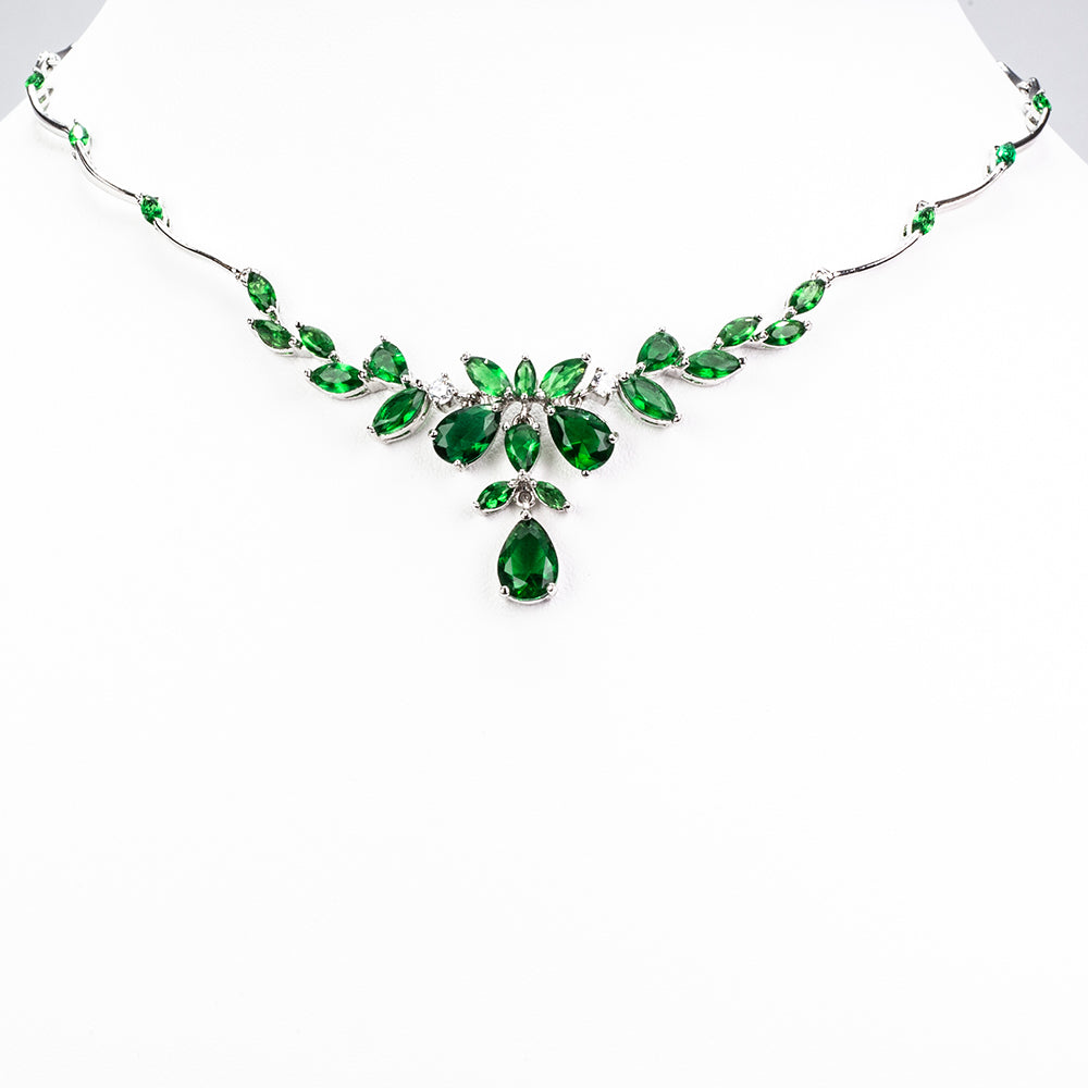 Schmuckgarnitur aus aus goldplattierter Legierung mit grünem Emporia® Kristall 4 