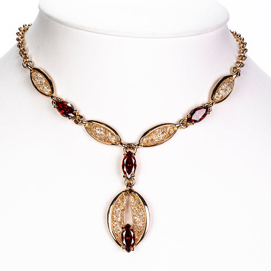 Schmuckgarnitur aus aus goldplattierter Legierung mit rotem Emporia®-Kristall