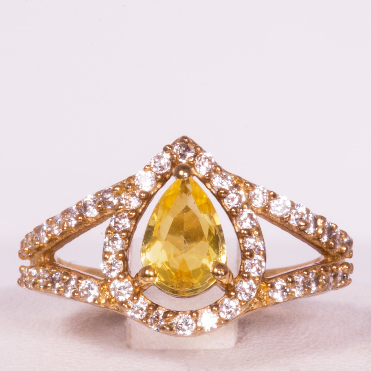 Ring aus goldplattierterr Legierung mit gelbem Emporia®-Kristall 1 