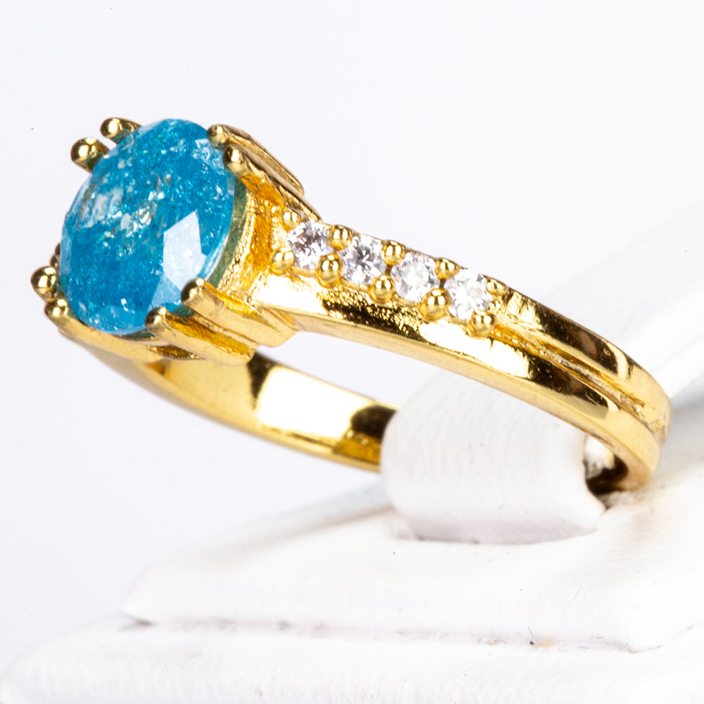 Ring aus goldplattierterr Legierung mit blauem Emporia®-Kristall und weißem Emporia® Kristall 2 