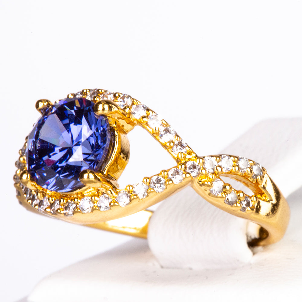 Ring aus goldplattierterr Legierung mit blauem Emporia®-Kristall und weißem Emporia® Kristall