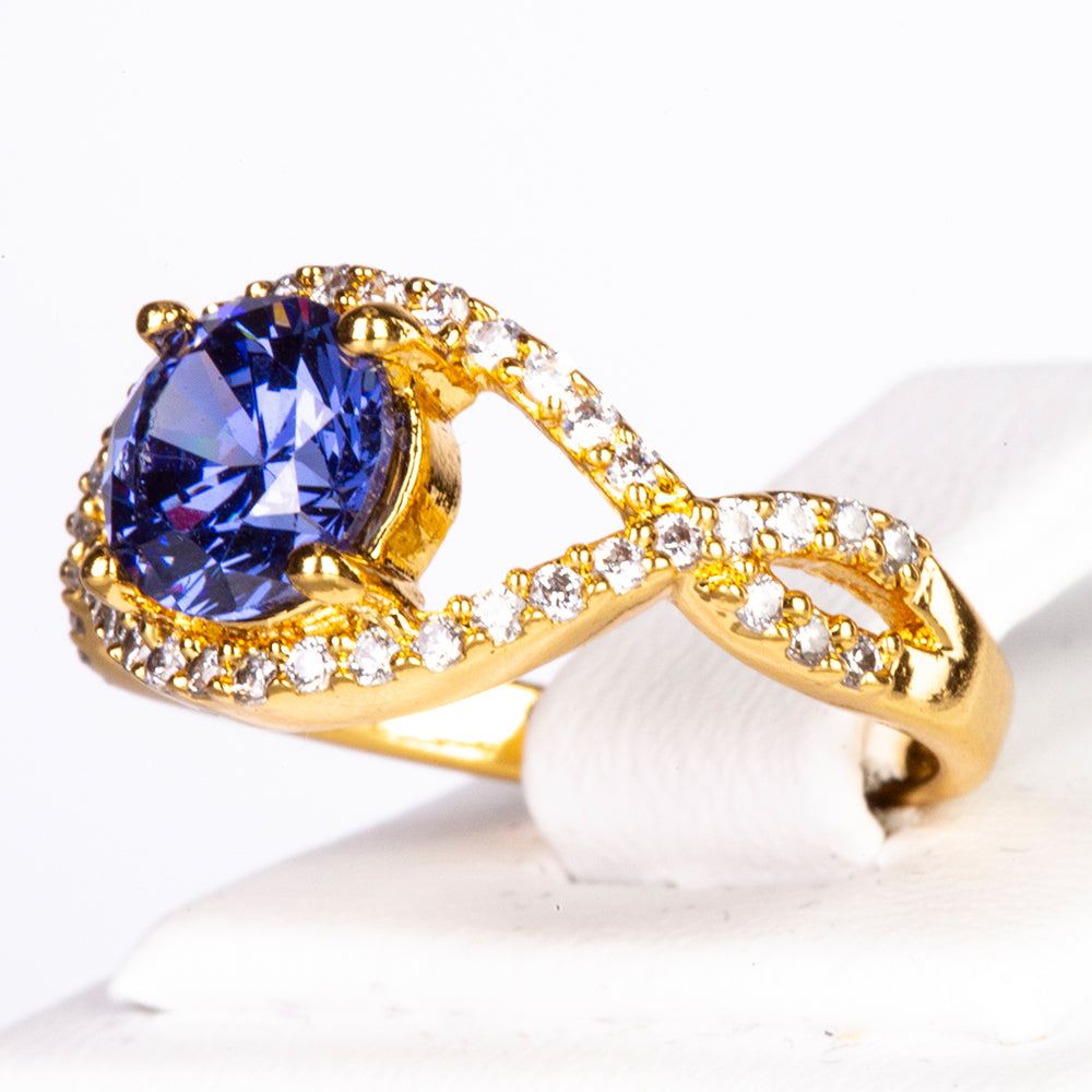 Ring aus goldplattierterr Legierung mit blauem Emporia®-Kristall und weißem Emporia® Kristall