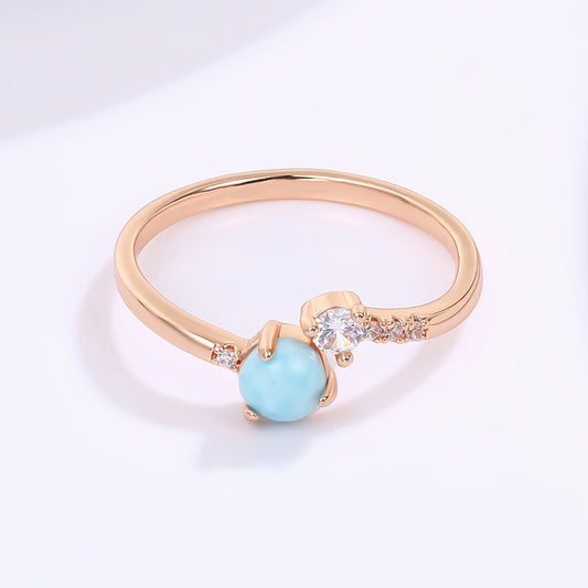 Ring aus goldplattierterr Legierung mit blauem Emporia®-Kristall und weißem Emporia® Kristall