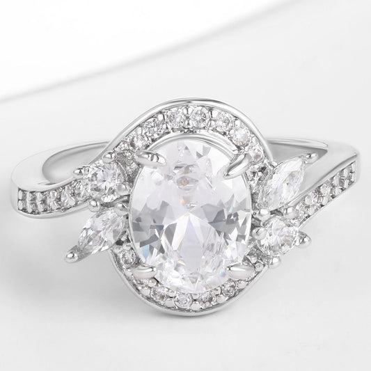 Ring aus goldplattierterr Legierung mit weißem Emporia® Kristall