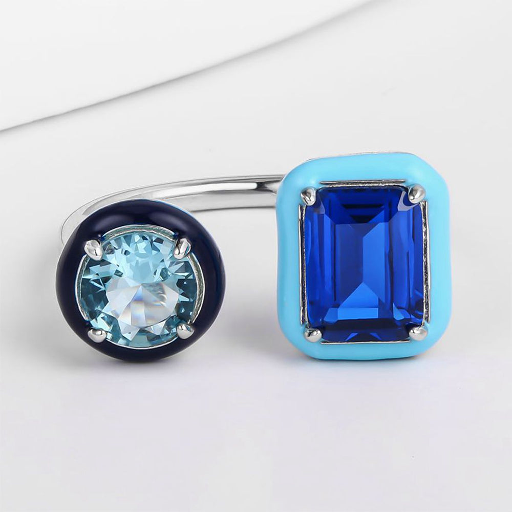 Ring aus goldplattierterr Legierung mit blauem Emporia®-Kristall