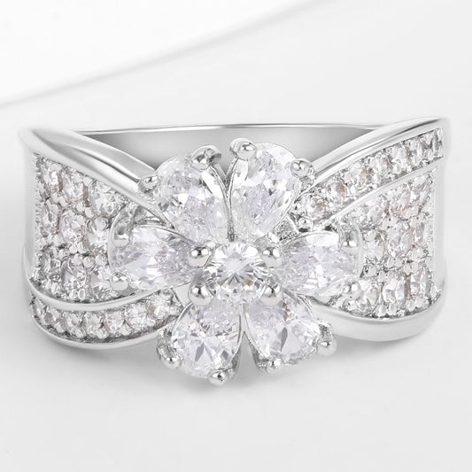 Ring aus goldplattierterr Legierung mit weißem Emporia® Kristall