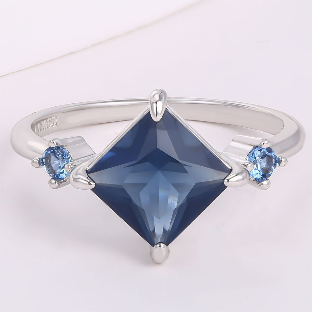 Ring aus goldplattierterr Legierung mit blauem Emporia®-Kristall 1 