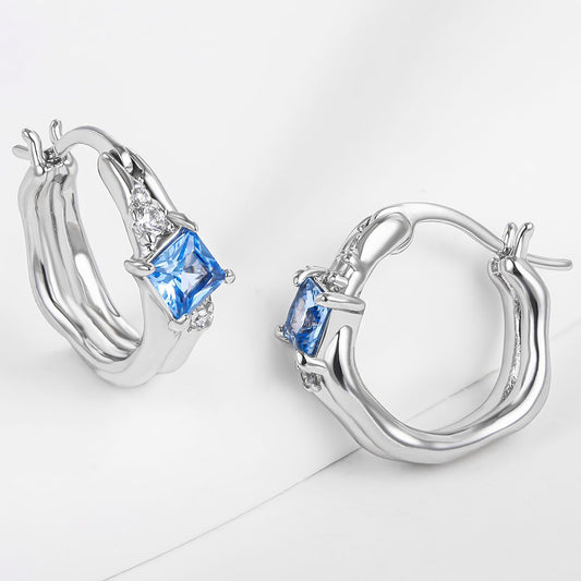 Ohrringe aus goldplattierter Legierung mit blauem Emporia®-Kristall