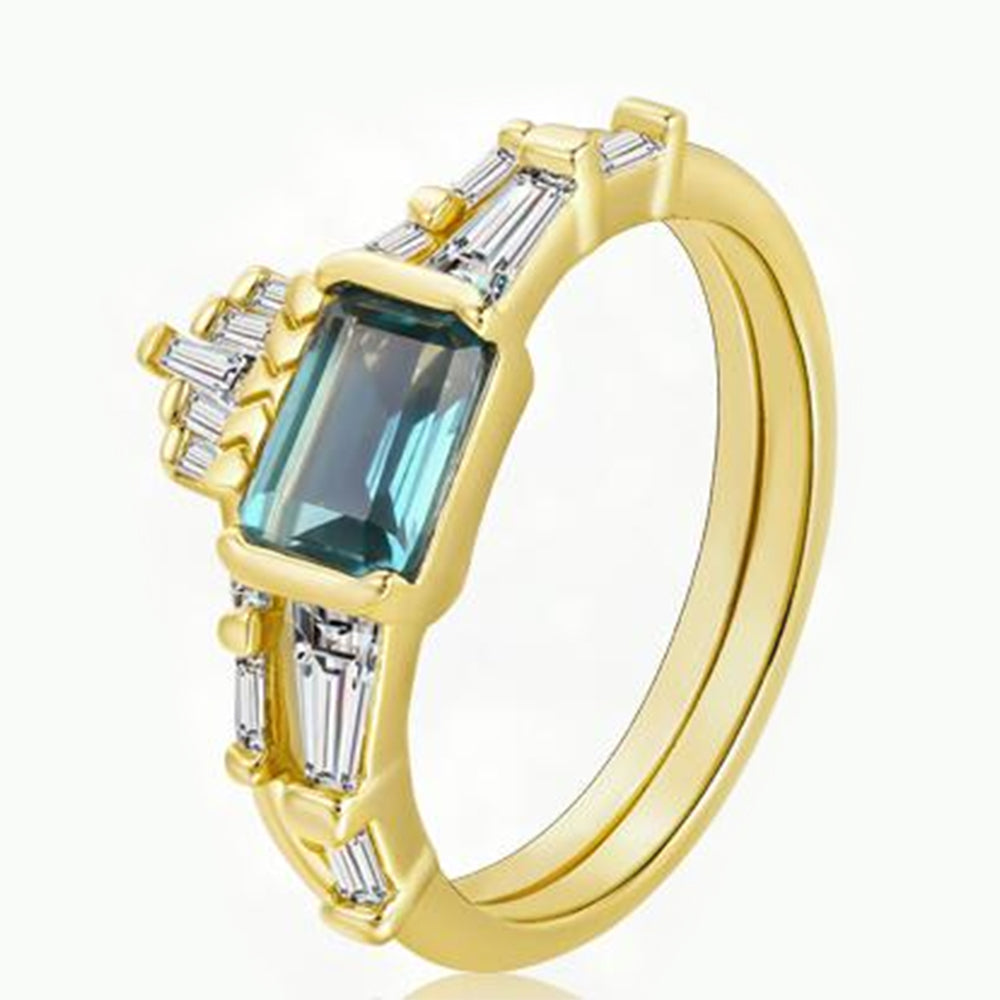 Ring aus goldplattierterr Legierung mit blauem Emporia®-Kristall und weißem Emporia® Kristall
