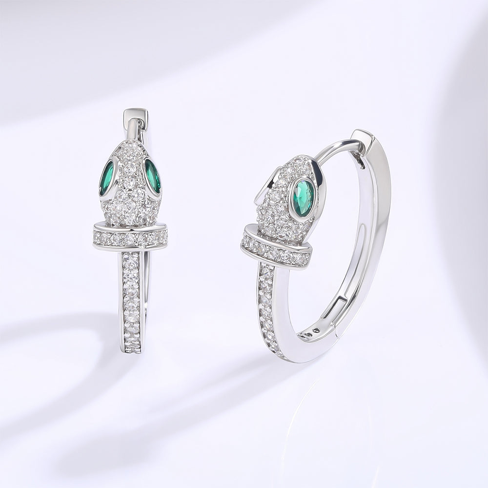 Ohrringe aus goldplattierter Legierung mit grünem Emporia® Kristall und weißem Emporia® Kristall