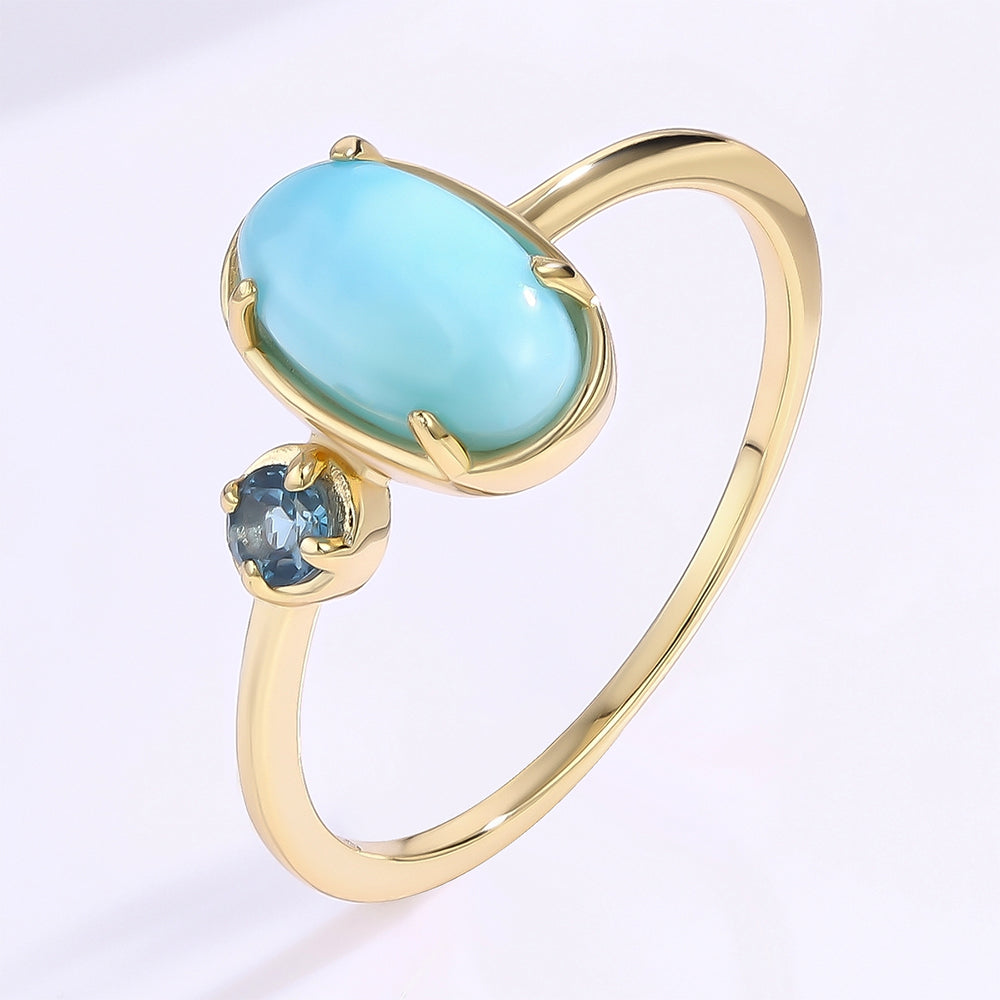 Ring aus goldplattierterr Legierung mit blauem Emporia®-Kristall