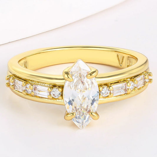 Ring aus goldplattierter Legierung mit weißem Emporia® Kristall