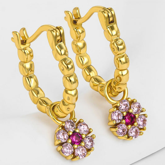 Ohrringe aus goldplattierter Legierung mit rotem Emporia®-Kristall